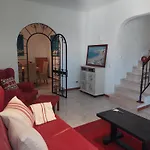 Lucia, Olhos D'agua, Villa
