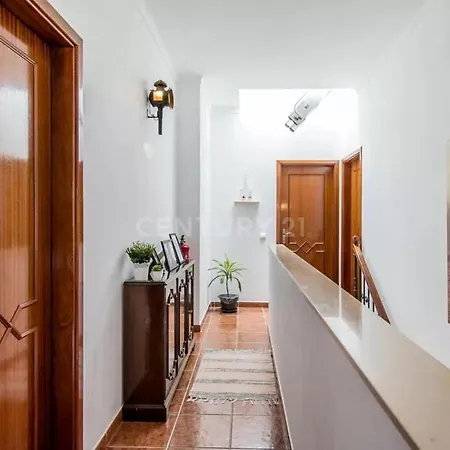 Lucia, Olhos D'agua, Villa