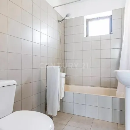 Lucia, Olhos D'agua, Villa