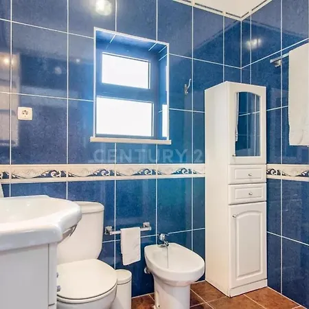 Lucia, Olhos D'agua, Villa *