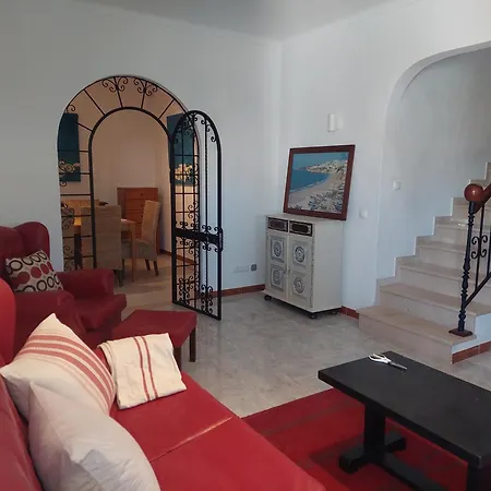 Lucia, Olhos D'agua, Villa