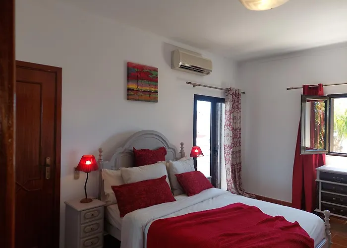 Lucia, Olhos D'agua, Villa *