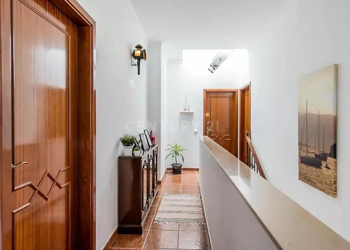 Lucia, Olhos D'agua, Villa